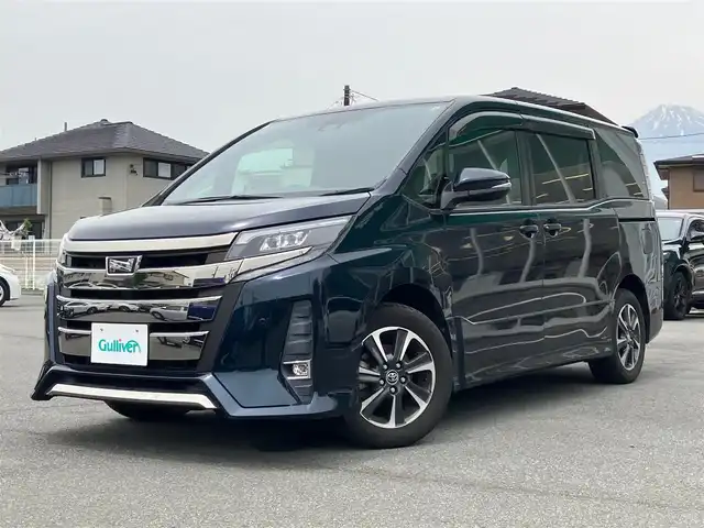 トヨタ ノア Si 静岡県 2018(平30)年 2.5万km ブラッキッシュアゲハガラスフレーク エンジンスタートストップ/福祉車両/スロープ/パワーステアリング/パワーウィンドウ/アイドリングストップ/スマートキー/Wオートエアコン/クルーズコントロール/フリップダウンモニター/ETC/USB入力端子/バックカメラ/純正SDナビ（CD.BT.フルセグ）/3列シート/ドライブレコーダー/ウォークスルー/純正フロアマット/純正アルミホイール/両側パワースライドドア/ABS/横滑り防止装置/コーナーセンサー前後/レーンキープアシスト/オートライト/オートマチックハイビーム/Wエアバック/衝突軽減システム