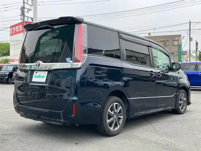 トヨタ ノア Si 静岡県 2018(平30)年 2.5万km ブラッキッシュアゲハガラスフレーク エンジンスタートストップ/福祉車両/スロープ/パワーステアリング/パワーウィンドウ/アイドリングストップ/スマートキー/Wオートエアコン/クルーズコントロール/フリップダウンモニター/ETC/USB入力端子/バックカメラ/純正SDナビ（CD.BT.フルセグ）/3列シート/ドライブレコーダー/ウォークスルー/純正フロアマット/純正アルミホイール/両側パワースライドドア/ABS/横滑り防止装置/コーナーセンサー前後/レーンキープアシスト/オートライト/オートマチックハイビーム/Wエアバック/衝突軽減システム