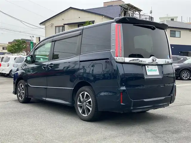 トヨタ ノア Si 静岡県 2018(平30)年 2.5万km ブラッキッシュアゲハガラスフレーク エンジンスタートストップ/福祉車両/スロープ/パワーステアリング/パワーウィンドウ/アイドリングストップ/スマートキー/Wオートエアコン/クルーズコントロール/フリップダウンモニター/ETC/USB入力端子/バックカメラ/純正SDナビ（CD.BT.フルセグ）/3列シート/ドライブレコーダー/ウォークスルー/純正フロアマット/純正アルミホイール/両側パワースライドドア/ABS/横滑り防止装置/コーナーセンサー前後/レーンキープアシスト/オートライト/オートマチックハイビーム/Wエアバック/衝突軽減システム