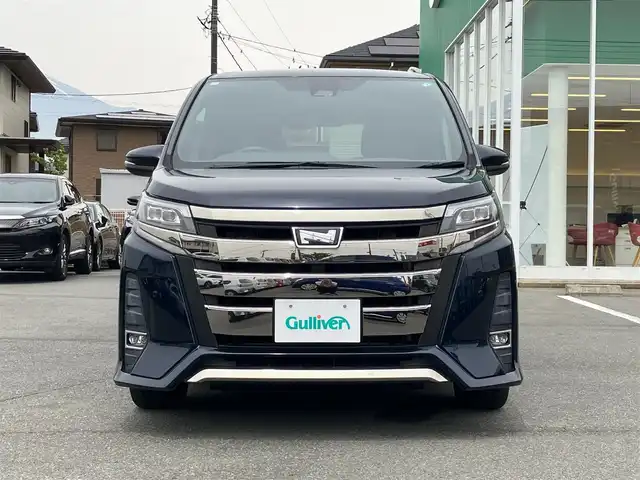 トヨタ ノア Si 静岡県 2018(平30)年 2.5万km ブラッキッシュアゲハガラスフレーク エンジンスタートストップ/福祉車両/スロープ/パワーステアリング/パワーウィンドウ/アイドリングストップ/スマートキー/Wオートエアコン/クルーズコントロール/フリップダウンモニター/ETC/USB入力端子/バックカメラ/純正SDナビ（CD.BT.フルセグ）/3列シート/ドライブレコーダー/ウォークスルー/純正フロアマット/純正アルミホイール/両側パワースライドドア/ABS/横滑り防止装置/コーナーセンサー前後/レーンキープアシスト/オートライト/オートマチックハイビーム/Wエアバック/衝突軽減システム