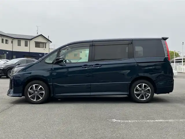 トヨタ ノア Si 静岡県 2018(平30)年 2.5万km ブラッキッシュアゲハガラスフレーク エンジンスタートストップ/福祉車両/スロープ/パワーステアリング/パワーウィンドウ/アイドリングストップ/スマートキー/Wオートエアコン/クルーズコントロール/フリップダウンモニター/ETC/USB入力端子/バックカメラ/純正SDナビ（CD.BT.フルセグ）/3列シート/ドライブレコーダー/ウォークスルー/純正フロアマット/純正アルミホイール/両側パワースライドドア/ABS/横滑り防止装置/コーナーセンサー前後/レーンキープアシスト/オートライト/オートマチックハイビーム/Wエアバック/衝突軽減システム