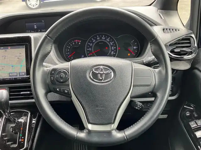 トヨタ ノア Si 静岡県 2018(平30)年 2.5万km ブラッキッシュアゲハガラスフレーク エンジンスタートストップ/福祉車両/スロープ/パワーステアリング/パワーウィンドウ/アイドリングストップ/スマートキー/Wオートエアコン/クルーズコントロール/フリップダウンモニター/ETC/USB入力端子/バックカメラ/純正SDナビ（CD.BT.フルセグ）/3列シート/ドライブレコーダー/ウォークスルー/純正フロアマット/純正アルミホイール/両側パワースライドドア/ABS/横滑り防止装置/コーナーセンサー前後/レーンキープアシスト/オートライト/オートマチックハイビーム/Wエアバック/衝突軽減システム