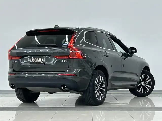 ボルボ ＸＣ６０ B5 AWD モーメンタム 岡山県 2021(令3)年 4.6万km グレー 純正SENSUSナビ/全周囲カメラ/Bluetooth/アップルカープレイ/アンドロイドオート/フルセグTV/ワイヤレスチャージ/ESC/LKA/クロストラフィックアラート/BLIS/パークアシスト/自動駐車/自動発車/衝突回避/ロードサインインフォメーション/アクティブクルーズコントロール/コーナリングライト/アクティブベンディングライト/PTG/パワーシート/ドラレコ/レザーシート