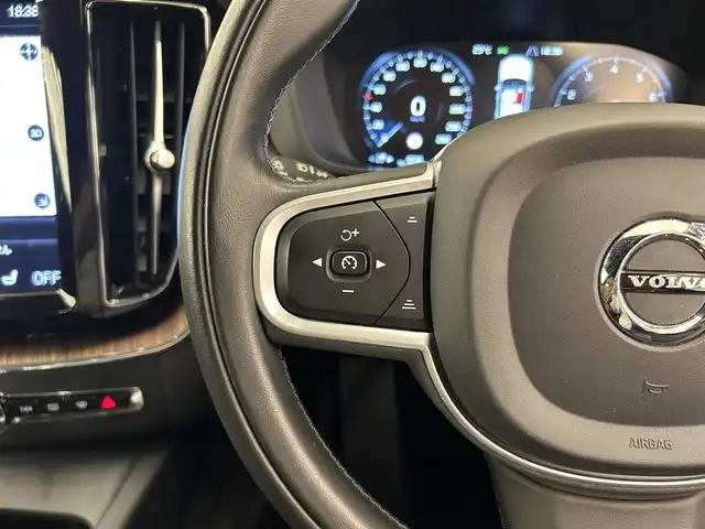 ボルボ ＸＣ６０ B5 AWD モーメンタム 岡山県 2021(令3)年 4.6万km グレー 純正SENSUSナビ/全周囲カメラ/Bluetooth/アップルカープレイ/アンドロイドオート/フルセグTV/ワイヤレスチャージ/ESC/LKA/クロストラフィックアラート/BLIS/パークアシスト/自動駐車/自動発車/衝突回避/ロードサインインフォメーション/アクティブクルーズコントロール/コーナリングライト/アクティブベンディングライト/PTG/パワーシート/ドラレコ/レザーシート