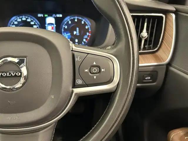ボルボ ＸＣ６０ B5 AWD モーメンタム 岡山県 2021(令3)年 4.6万km グレー 純正SENSUSナビ/全周囲カメラ/Bluetooth/アップルカープレイ/アンドロイドオート/フルセグTV/ワイヤレスチャージ/ESC/LKA/クロストラフィックアラート/BLIS/パークアシスト/自動駐車/自動発車/衝突回避/ロードサインインフォメーション/アクティブクルーズコントロール/コーナリングライト/アクティブベンディングライト/PTG/パワーシート/ドラレコ/レザーシート