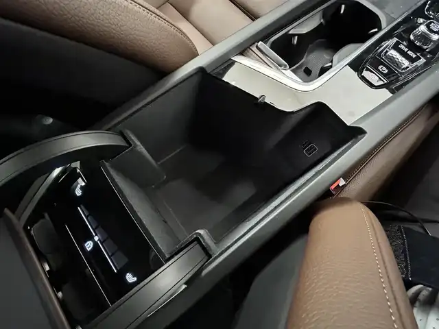 ボルボ ＸＣ６０ B5 AWD モーメンタム 岡山県 2021(令3)年 4.6万km グレー 純正SENSUSナビ/全周囲カメラ/Bluetooth/アップルカープレイ/アンドロイドオート/フルセグTV/ワイヤレスチャージ/ESC/LKA/クロストラフィックアラート/BLIS/パークアシスト/自動駐車/自動発車/衝突回避/ロードサインインフォメーション/アクティブクルーズコントロール/コーナリングライト/アクティブベンディングライト/PTG/パワーシート/ドラレコ/レザーシート