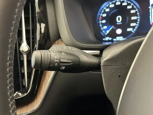 ボルボ ＸＣ６０ B5 AWD モーメンタム 岡山県 2021(令3)年 4.6万km グレー 純正SENSUSナビ/全周囲カメラ/Bluetooth/アップルカープレイ/アンドロイドオート/フルセグTV/ワイヤレスチャージ/ESC/LKA/クロストラフィックアラート/BLIS/パークアシスト/自動駐車/自動発車/衝突回避/ロードサインインフォメーション/アクティブクルーズコントロール/コーナリングライト/アクティブベンディングライト/PTG/パワーシート/ドラレコ/レザーシート