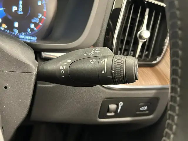 ボルボ ＸＣ６０ B5 AWD モーメンタム 岡山県 2021(令3)年 4.6万km グレー 純正SENSUSナビ/全周囲カメラ/Bluetooth/アップルカープレイ/アンドロイドオート/フルセグTV/ワイヤレスチャージ/ESC/LKA/クロストラフィックアラート/BLIS/パークアシスト/自動駐車/自動発車/衝突回避/ロードサインインフォメーション/アクティブクルーズコントロール/コーナリングライト/アクティブベンディングライト/PTG/パワーシート/ドラレコ/レザーシート