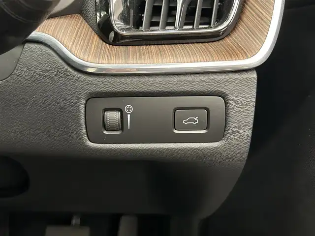 ボルボ ＸＣ６０ B5 AWD モーメンタム 岡山県 2021(令3)年 4.6万km グレー 純正SENSUSナビ/全周囲カメラ/Bluetooth/アップルカープレイ/アンドロイドオート/フルセグTV/ワイヤレスチャージ/ESC/LKA/クロストラフィックアラート/BLIS/パークアシスト/自動駐車/自動発車/衝突回避/ロードサインインフォメーション/アクティブクルーズコントロール/コーナリングライト/アクティブベンディングライト/PTG/パワーシート/ドラレコ/レザーシート