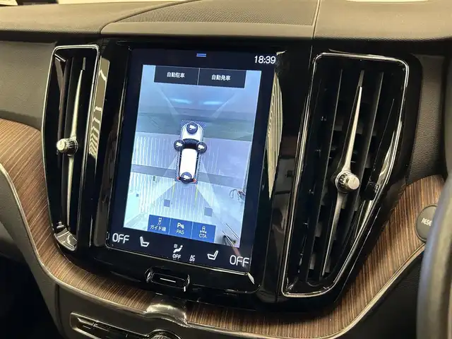 ボルボ ＸＣ６０ B5 AWD モーメンタム 岡山県 2021(令3)年 4.6万km グレー 純正SENSUSナビ/全周囲カメラ/Bluetooth/アップルカープレイ/アンドロイドオート/フルセグTV/ワイヤレスチャージ/ESC/LKA/クロストラフィックアラート/BLIS/パークアシスト/自動駐車/自動発車/衝突回避/ロードサインインフォメーション/アクティブクルーズコントロール/コーナリングライト/アクティブベンディングライト/PTG/パワーシート/ドラレコ/レザーシート