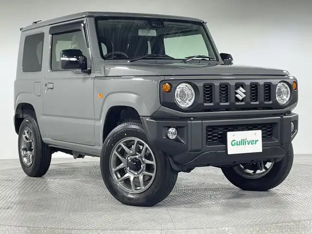 スズキ ジムニー XC 神奈川県 2025(令7)年 0.1万km未満 ミディアムグレー 届出済未使用車/４WD/クルーズコントロール/前席シートヒーター/純正１６インチアルミホイル/セーフティサポート/デュアルセンサーブレーキサポート/車線逸脱警報機能/標識認識機能/オートライト/ハイビームアシスト/誤発進抑制機能/ふらつき警報機能/先行車発進お知らせ機能/リアコーナーセンサー/ダウンヒルアシストコントロール/革巻きステアリング/ステアリングスイッチ/アイドリングストップ/スマートキー/スペアキー/プッシュスタート/純正フロアマット/ドアバイザー/LEDヘッドライト/フォグライト/ヘッドライトウォッシャー/ミラーヒーター/電動格納ミラー/背面タイヤ