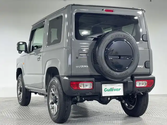 スズキ ジムニー XC 神奈川県 2025(令7)年 0.1万km未満 ミディアムグレー 届出済未使用車/４WD/クルーズコントロール/前席シートヒーター/純正１６インチアルミホイル/セーフティサポート/デュアルセンサーブレーキサポート/車線逸脱警報機能/標識認識機能/オートライト/ハイビームアシスト/誤発進抑制機能/ふらつき警報機能/先行車発進お知らせ機能/リアコーナーセンサー/ダウンヒルアシストコントロール/革巻きステアリング/ステアリングスイッチ/アイドリングストップ/スマートキー/スペアキー/プッシュスタート/純正フロアマット/ドアバイザー/LEDヘッドライト/フォグライト/ヘッドライトウォッシャー/ミラーヒーター/電動格納ミラー/背面タイヤ