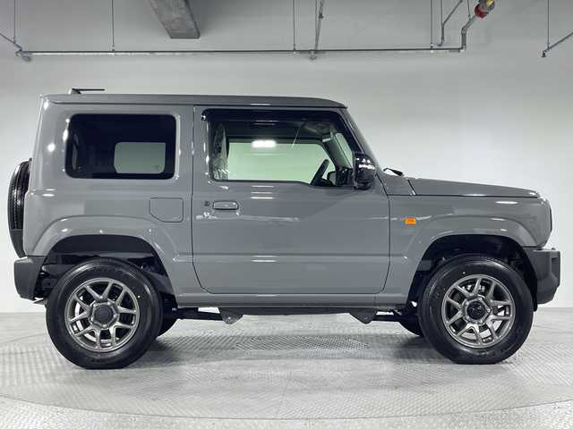 スズキ ジムニー XC 神奈川県 2025(令7)年 0.1万km未満 ミディアムグレー 届出済未使用車/４WD/クルーズコントロール/前席シートヒーター/純正１６インチアルミホイル/セーフティサポート/デュアルセンサーブレーキサポート/車線逸脱警報機能/標識認識機能/オートライト/ハイビームアシスト/誤発進抑制機能/ふらつき警報機能/先行車発進お知らせ機能/リアコーナーセンサー/ダウンヒルアシストコントロール/革巻きステアリング/ステアリングスイッチ/アイドリングストップ/スマートキー/スペアキー/プッシュスタート/純正フロアマット/ドアバイザー/LEDヘッドライト/フォグライト/ヘッドライトウォッシャー/ミラーヒーター/電動格納ミラー/背面タイヤ