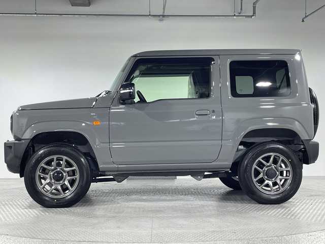 スズキ ジムニー XC 神奈川県 2025(令7)年 0.1万km未満 ミディアムグレー 届出済未使用車/４WD/クルーズコントロール/前席シートヒーター/純正１６インチアルミホイル/セーフティサポート/デュアルセンサーブレーキサポート/車線逸脱警報機能/標識認識機能/オートライト/ハイビームアシスト/誤発進抑制機能/ふらつき警報機能/先行車発進お知らせ機能/リアコーナーセンサー/ダウンヒルアシストコントロール/革巻きステアリング/ステアリングスイッチ/アイドリングストップ/スマートキー/スペアキー/プッシュスタート/純正フロアマット/ドアバイザー/LEDヘッドライト/フォグライト/ヘッドライトウォッシャー/ミラーヒーター/電動格納ミラー/背面タイヤ