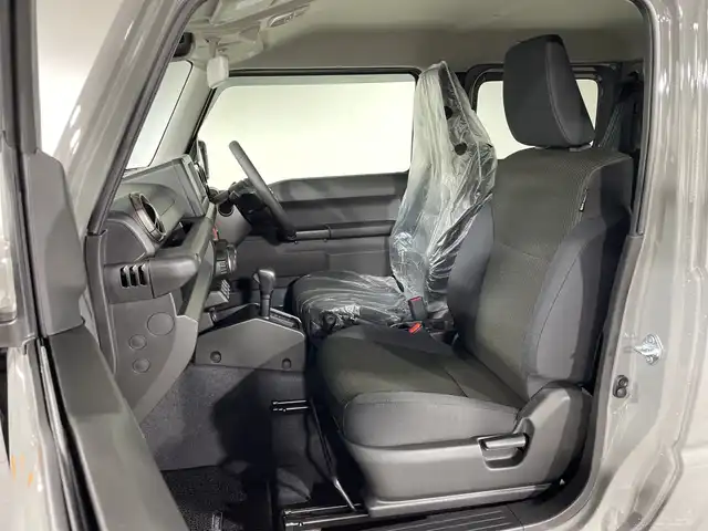 スズキ ジムニー XC 神奈川県 2025(令7)年 0.1万km未満 ミディアムグレー 届出済未使用車/４WD/クルーズコントロール/前席シートヒーター/純正１６インチアルミホイル/セーフティサポート/デュアルセンサーブレーキサポート/車線逸脱警報機能/標識認識機能/オートライト/ハイビームアシスト/誤発進抑制機能/ふらつき警報機能/先行車発進お知らせ機能/リアコーナーセンサー/ダウンヒルアシストコントロール/革巻きステアリング/ステアリングスイッチ/アイドリングストップ/スマートキー/スペアキー/プッシュスタート/純正フロアマット/ドアバイザー/LEDヘッドライト/フォグライト/ヘッドライトウォッシャー/ミラーヒーター/電動格納ミラー/背面タイヤ