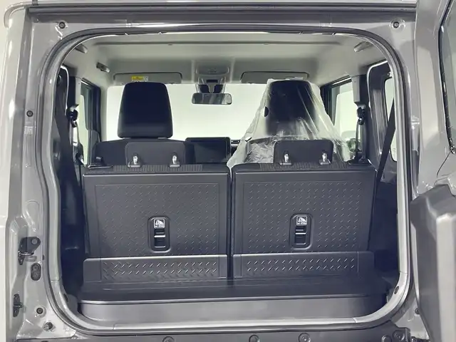 スズキ ジムニー XC 神奈川県 2025(令7)年 0.1万km未満 ミディアムグレー 届出済未使用車/４WD/クルーズコントロール/前席シートヒーター/純正１６インチアルミホイル/セーフティサポート/デュアルセンサーブレーキサポート/車線逸脱警報機能/標識認識機能/オートライト/ハイビームアシスト/誤発進抑制機能/ふらつき警報機能/先行車発進お知らせ機能/リアコーナーセンサー/ダウンヒルアシストコントロール/革巻きステアリング/ステアリングスイッチ/アイドリングストップ/スマートキー/スペアキー/プッシュスタート/純正フロアマット/ドアバイザー/LEDヘッドライト/フォグライト/ヘッドライトウォッシャー/ミラーヒーター/電動格納ミラー/背面タイヤ