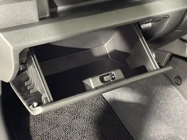 スズキ ジムニー XC 神奈川県 2025(令7)年 0.1万km未満 ミディアムグレー 届出済未使用車/４WD/クルーズコントロール/前席シートヒーター/純正１６インチアルミホイル/セーフティサポート/デュアルセンサーブレーキサポート/車線逸脱警報機能/標識認識機能/オートライト/ハイビームアシスト/誤発進抑制機能/ふらつき警報機能/先行車発進お知らせ機能/リアコーナーセンサー/ダウンヒルアシストコントロール/革巻きステアリング/ステアリングスイッチ/アイドリングストップ/スマートキー/スペアキー/プッシュスタート/純正フロアマット/ドアバイザー/LEDヘッドライト/フォグライト/ヘッドライトウォッシャー/ミラーヒーター/電動格納ミラー/背面タイヤ