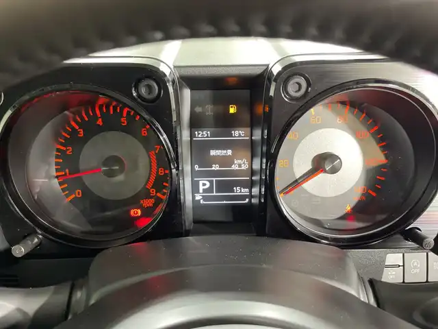 スズキ ジムニー XC 神奈川県 2025(令7)年 0.1万km未満 ミディアムグレー 届出済未使用車/４WD/クルーズコントロール/前席シートヒーター/純正１６インチアルミホイル/セーフティサポート/デュアルセンサーブレーキサポート/車線逸脱警報機能/標識認識機能/オートライト/ハイビームアシスト/誤発進抑制機能/ふらつき警報機能/先行車発進お知らせ機能/リアコーナーセンサー/ダウンヒルアシストコントロール/革巻きステアリング/ステアリングスイッチ/アイドリングストップ/スマートキー/スペアキー/プッシュスタート/純正フロアマット/ドアバイザー/LEDヘッドライト/フォグライト/ヘッドライトウォッシャー/ミラーヒーター/電動格納ミラー/背面タイヤ