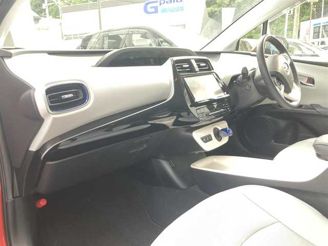 トヨタ プリウス A プレミアム　ツーリングセレ 長崎県 2016(平28)年 3.3万km エモーショナルレッド トヨタセーフティセンス/・衝突被害軽減ブレーキ/・レーダークルーズコントロール/・レーンキープアシスト/・オートマチックハイビーム/ディーラーOP・SDナビ【DSZT-YC4T】/(Bluetooth接続・フルセグTV・DVD再生)/バックカメラ/レザーシート/パワーシート/シートヒーター/ヘッドアップディスプレイ/パーキングアシスト/LEDオートヘッドライト/ステアリングスイッチ/革巻きステアリング/ISOFIX/ALLオートパワーウィンドウ/スマートキー・スペアキー/後方車両接近警報