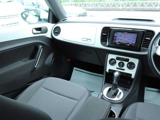 フォルクスワーゲン ザ・ビートル デザイン 神奈川県 2015(平27)年 3.6万km 白 BBS17インチAW/社外ナビ/：CD/DVD/：フルセグTV/：Bluetoothオーディオ対応/バックカメラ/ETC/クルーズコントロール/AUX端子/純正フロアマット/ドアバイザー/純正16インチホイール＋ホイールキャップあり/スペアキー