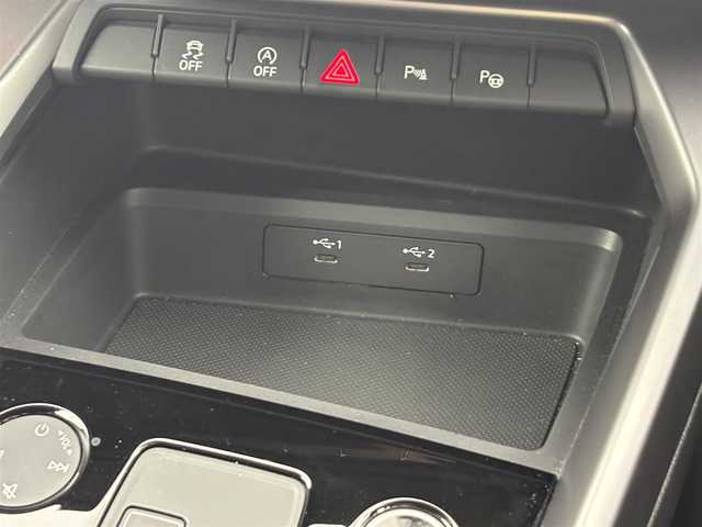 アウディ アウディ Ａ３ スポーツバック30TFSI 福井県 2024(令6)年 0.7万km 白 ナビゲーションパッケージ/MMIナビゲーションシステム/バーチャルコックピット/デジタルTVチューナー/ビルトインETC2.0/アウディサウンドシステム/スマートフォンインターフェイス/コンビニエンスパッケージ/バックカメラ/LEDヘッドライトパッケージ/オートライト/オートハイビーム/シートヒーター /アシスタンスパッケージ/ブラインドスポットモニター/ドライブモードセレクト/前後コーナーセンサー/パドルシフト/アダプティブクルーズコントロール/スマートキー/プリクラッシュセーフティ