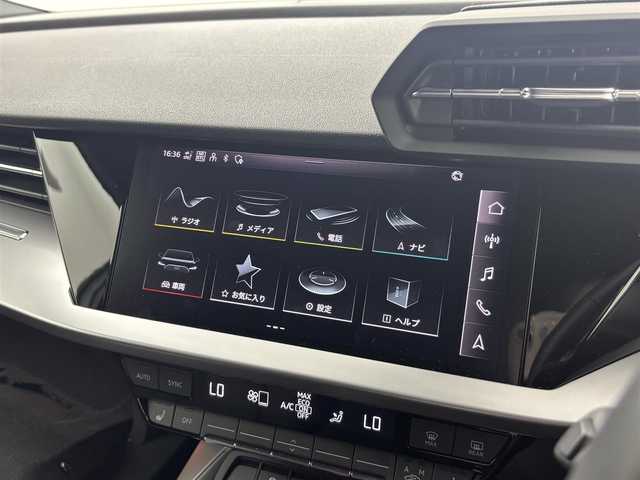 アウディ アウディ Ａ３ スポーツバック30TFSI 福井県 2024(令6)年 0.7万km 白 ナビゲーションパッケージ/MMIナビゲーションシステム/バーチャルコックピット/デジタルTVチューナー/ビルトインETC2.0/アウディサウンドシステム/スマートフォンインターフェイス/コンビニエンスパッケージ/バックカメラ/LEDヘッドライトパッケージ/オートライト/オートハイビーム/シートヒーター /アシスタンスパッケージ/ブラインドスポットモニター/ドライブモードセレクト/前後コーナーセンサー/パドルシフト/アダプティブクルーズコントロール/スマートキー/プリクラッシュセーフティ