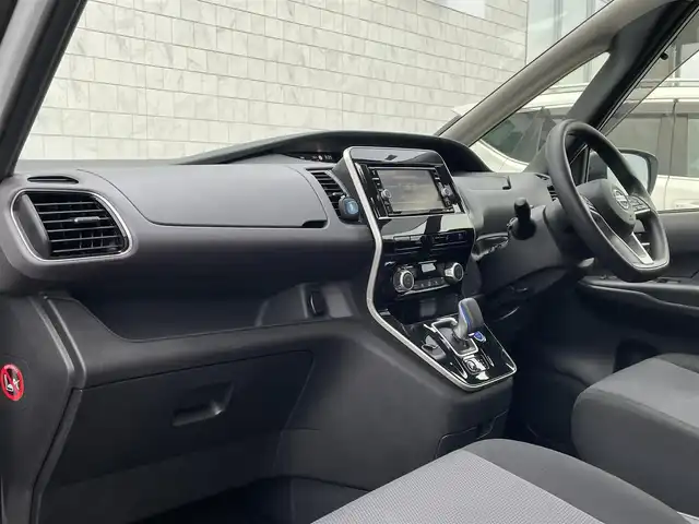 日産 セレナ e－パワー XV 宮崎県 2020(令2)年 3.5万km ホワイト 純正ナビ/フルセグTV/両側パワースライドドア/アラウンドビューモニター/ビルトインETC/ドライブレコーダー/クルーズコントロール/コーナーセンサー/全方位運転支援システム/・衝突被害軽減ブレーキ/・踏み間違い衝突防止/・車線逸脱防止支援/・後方衝突防止支援/・標識検知/ふらつき警報/SRSエアバッグ(カーテン/サイド)/織物/トリコットコンビシート/パーソナルテーブル/USB電源ソケット/純正15インチアルミホイール/インテリジェントキー/プッシュパワースターター/禁煙車