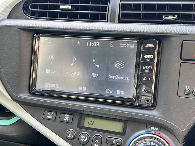 トヨタ アクア S 大阪府 2013(平25)年 11.3万km シルバーM 純正SDナビ/BTオーディオ/CD/DVD/バックカメラ/オートライト/ドライブレコーダー/ETC/ステアリングスイッチ/ライトレベライザー/電動格納ミラー/フロアマット/ドアバイザー/スマートキープッシュスタート/スペアキー