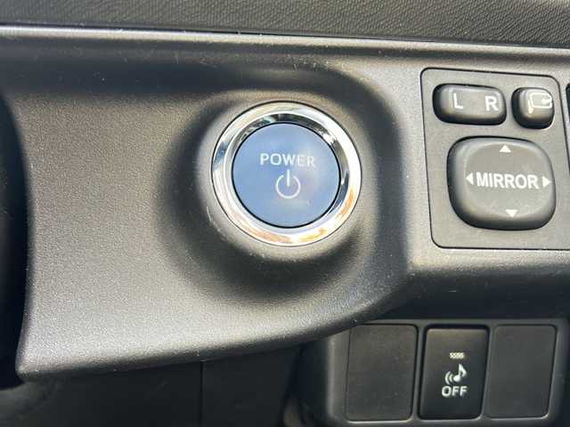 トヨタ アクア S 大阪府 2013(平25)年 11.3万km シルバーM 純正SDナビ/BTオーディオ/CD/DVD/バックカメラ/オートライト/ドライブレコーダー/ETC/ステアリングスイッチ/ライトレベライザー/電動格納ミラー/フロアマット/ドアバイザー/スマートキープッシュスタート/スペアキー