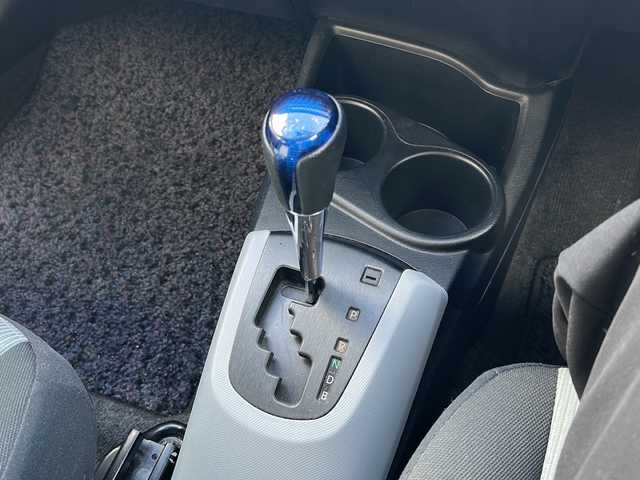 トヨタ アクア S 大阪府 2013(平25)年 11.3万km シルバーM 純正SDナビ/BTオーディオ/CD/DVD/バックカメラ/オートライト/ドライブレコーダー/ETC/ステアリングスイッチ/ライトレベライザー/電動格納ミラー/フロアマット/ドアバイザー/スマートキープッシュスタート/スペアキー