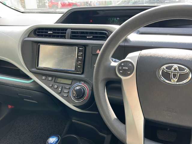 トヨタ アクア S 大阪府 2013(平25)年 11.3万km シルバーM 純正SDナビ/BTオーディオ/CD/DVD/バックカメラ/オートライト/ドライブレコーダー/ETC/ステアリングスイッチ/ライトレベライザー/電動格納ミラー/フロアマット/ドアバイザー/スマートキープッシュスタート/スペアキー