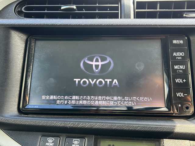 トヨタ アクア S 大阪府 2013(平25)年 11.3万km シルバーM 純正SDナビ/BTオーディオ/CD/DVD/バックカメラ/オートライト/ドライブレコーダー/ETC/ステアリングスイッチ/ライトレベライザー/電動格納ミラー/フロアマット/ドアバイザー/スマートキープッシュスタート/スペアキー