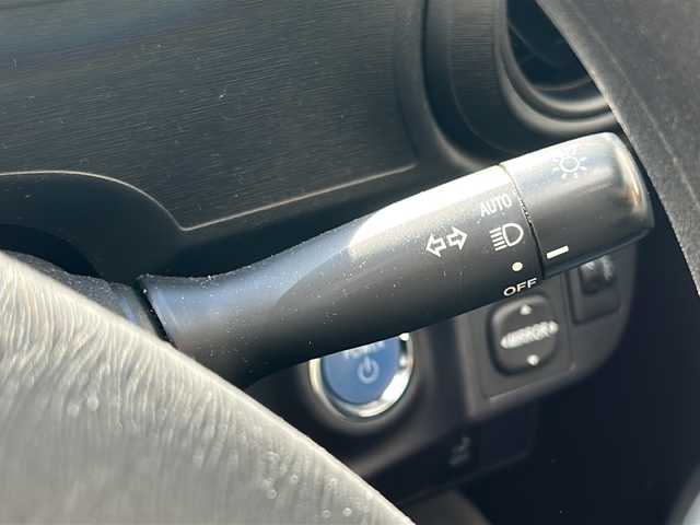 トヨタ アクア S 大阪府 2013(平25)年 11.3万km シルバーM 純正SDナビ/BTオーディオ/CD/DVD/バックカメラ/オートライト/ドライブレコーダー/ETC/ステアリングスイッチ/ライトレベライザー/電動格納ミラー/フロアマット/ドアバイザー/スマートキープッシュスタート/スペアキー