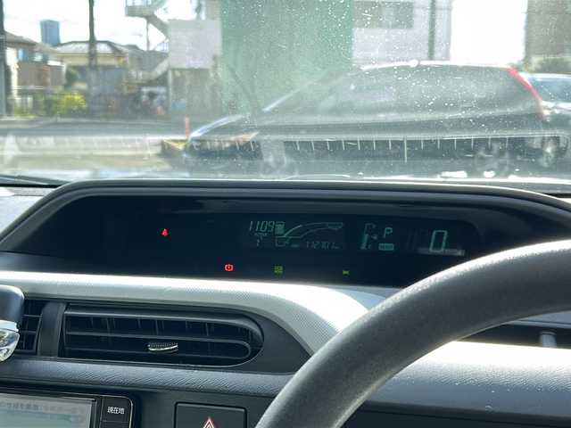 トヨタ アクア S 大阪府 2013(平25)年 11.3万km シルバーM 純正SDナビ/BTオーディオ/CD/DVD/バックカメラ/オートライト/ドライブレコーダー/ETC/ステアリングスイッチ/ライトレベライザー/電動格納ミラー/フロアマット/ドアバイザー/スマートキープッシュスタート/スペアキー