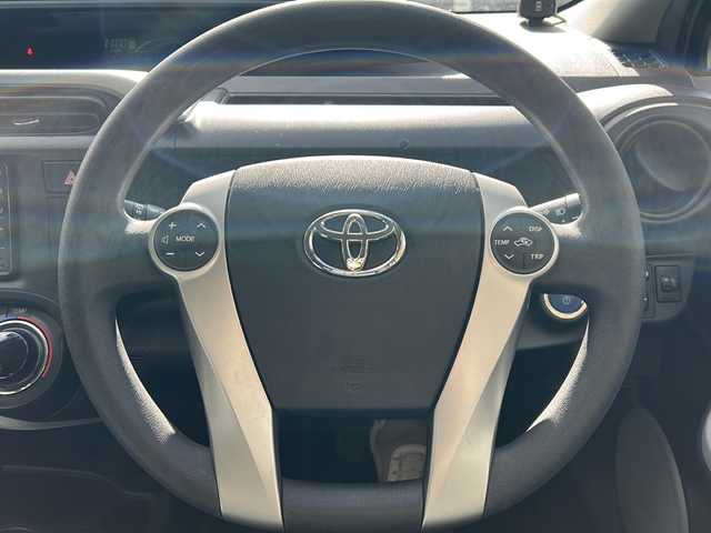 トヨタ アクア S 大阪府 2013(平25)年 11.3万km シルバーM 純正SDナビ/BTオーディオ/CD/DVD/バックカメラ/オートライト/ドライブレコーダー/ETC/ステアリングスイッチ/ライトレベライザー/電動格納ミラー/フロアマット/ドアバイザー/スマートキープッシュスタート/スペアキー