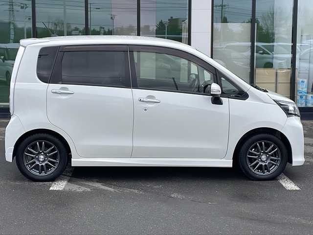 ダイハツ ムーヴ カスタム X SA 道東・釧路十勝 2013(平25)年 2.3万km パールホワイトⅢ ・４WD/・寒冷地仕様/・社外オーディオ（AM/FM/CD/ipod）/・アイドリングストップ/・衝突被害軽減ブレーキ/・スマートキー/・プッシュスタート/・LEDヘッドライト/・オートライト/・横滑り防止装置/・フロントフォグ/・ヘッドライトレベライザー/・社外１４インチAW/・電動格納ミラー/・ドアバイザー