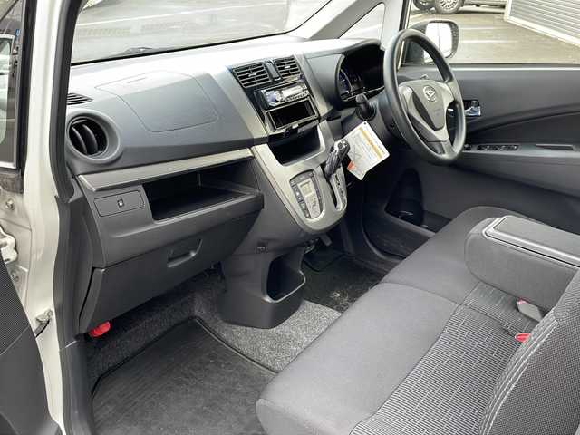 ダイハツ ムーヴ カスタム X SA 道東・釧路十勝 2013(平25)年 2.3万km パールホワイトⅢ ・４WD/・寒冷地仕様/・社外オーディオ（AM/FM/CD/ipod）/・アイドリングストップ/・衝突被害軽減ブレーキ/・スマートキー/・プッシュスタート/・LEDヘッドライト/・オートライト/・横滑り防止装置/・フロントフォグ/・ヘッドライトレベライザー/・社外１４インチAW/・電動格納ミラー/・ドアバイザー