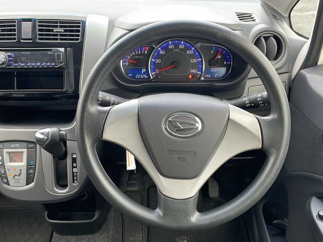 ダイハツ ムーヴ カスタム X SA 道東・釧路十勝 2013(平25)年 2.3万km パールホワイトⅢ ・４WD/・寒冷地仕様/・社外オーディオ（AM/FM/CD/ipod）/・アイドリングストップ/・衝突被害軽減ブレーキ/・スマートキー/・プッシュスタート/・LEDヘッドライト/・オートライト/・横滑り防止装置/・フロントフォグ/・ヘッドライトレベライザー/・社外１４インチAW/・電動格納ミラー/・ドアバイザー