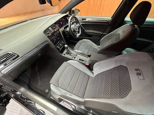 フォルクスワーゲン ゴルフ ヴァリアント TSI Rライン 千葉県 2018(平30)年 3.9万km ディープブラックパールエフェクト DCCパッケージ　/テクノロジーパッケージ　/ACC　/DiscoverProナビ　/地デジTV/Bカメラ　/Bluetooth接続　/アダプティブシャーシコントロール　/LEDヘッドライト　/スマートエントリー　/衝突軽減B　/BSM　/LKA　/ETC　/ドラレコ