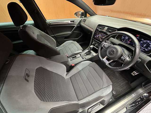 フォルクスワーゲン ゴルフ ヴァリアント TSI Rライン 千葉県 2018(平30)年 3.9万km ディープブラックパールエフェクト DCCパッケージ　/テクノロジーパッケージ　/ACC　/DiscoverProナビ　/地デジTV/Bカメラ　/Bluetooth接続　/アダプティブシャーシコントロール　/LEDヘッドライト　/スマートエントリー　/衝突軽減B　/BSM　/LKA　/ETC　/ドラレコ