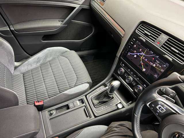 フォルクスワーゲン ゴルフ ヴァリアント TSI Rライン 千葉県 2018(平30)年 3.9万km ディープブラックパールエフェクト DCCパッケージ　/テクノロジーパッケージ　/ACC　/DiscoverProナビ　/地デジTV/Bカメラ　/Bluetooth接続　/アダプティブシャーシコントロール　/LEDヘッドライト　/スマートエントリー　/衝突軽減B　/BSM　/LKA　/ETC　/ドラレコ