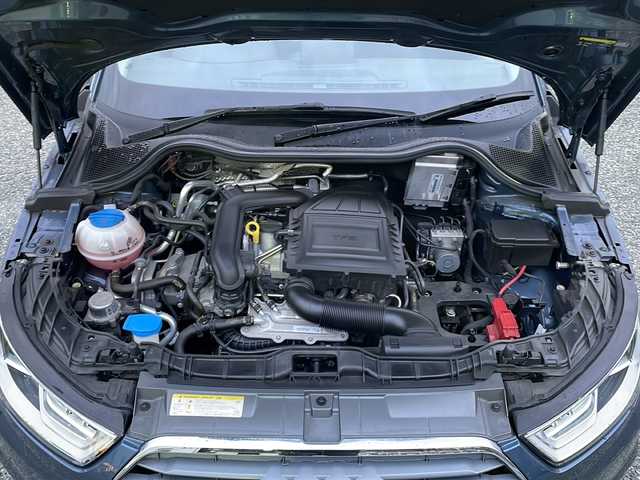 アウディ Ａ１ SB 1．0TFSI 大阪府 2017(平29)年 3万km ユートピアブルーM ワンオーナー/純正メモリナビ/・AM/FM/CD/DVD/Bluetooth/・ワンセグテレビ/バックカメラ/ETC/ドライブレコーダー/横滑り防止装置/盗難防止装置/前後コーナーセンサー/キセノンヘッドライト/オートライト/オートエアコン/プッシュスタートボタン/スマートキー×2/ステアリングリモコン/革巻きステアリング/純正15インチアルミホイール/12V充電器/純正フロアマット/保証書/取扱説明書