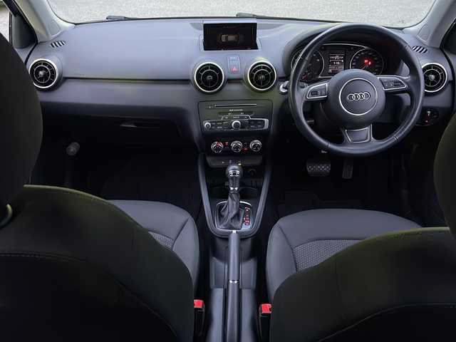 アウディ Ａ１ SB 1．0TFSI 大阪府 2017(平29)年 3万km ユートピアブルーM ワンオーナー/純正メモリナビ/・AM/FM/CD/DVD/Bluetooth/・ワンセグテレビ/バックカメラ/ETC/ドライブレコーダー/横滑り防止装置/盗難防止装置/前後コーナーセンサー/キセノンヘッドライト/オートライト/オートエアコン/プッシュスタートボタン/スマートキー×2/ステアリングリモコン/革巻きステアリング/純正15インチアルミホイール/12V充電器/純正フロアマット/保証書/取扱説明書