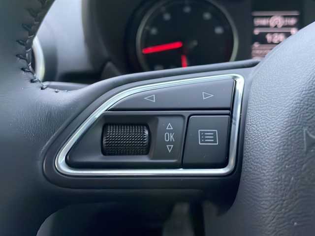 アウディ Ａ１ SB 1．0TFSI 大阪府 2017(平29)年 3万km ユートピアブルーM ワンオーナー/純正メモリナビ/・AM/FM/CD/DVD/Bluetooth/・ワンセグテレビ/バックカメラ/ETC/ドライブレコーダー/横滑り防止装置/盗難防止装置/前後コーナーセンサー/キセノンヘッドライト/オートライト/オートエアコン/プッシュスタートボタン/スマートキー×2/ステアリングリモコン/革巻きステアリング/純正15インチアルミホイール/12V充電器/純正フロアマット/保証書/取扱説明書