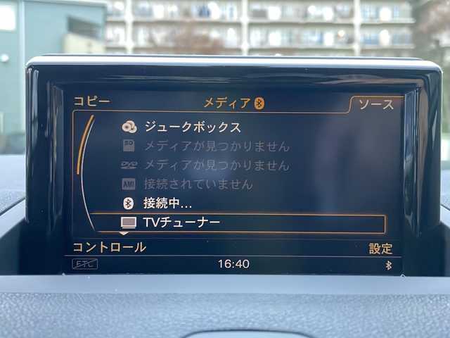 アウディ Ａ１ SB 1．0TFSI 大阪府 2017(平29)年 3万km ユートピアブルーM ワンオーナー/純正メモリナビ/・AM/FM/CD/DVD/Bluetooth/・ワンセグテレビ/バックカメラ/ETC/ドライブレコーダー/横滑り防止装置/盗難防止装置/前後コーナーセンサー/キセノンヘッドライト/オートライト/オートエアコン/プッシュスタートボタン/スマートキー×2/ステアリングリモコン/革巻きステアリング/純正15インチアルミホイール/12V充電器/純正フロアマット/保証書/取扱説明書