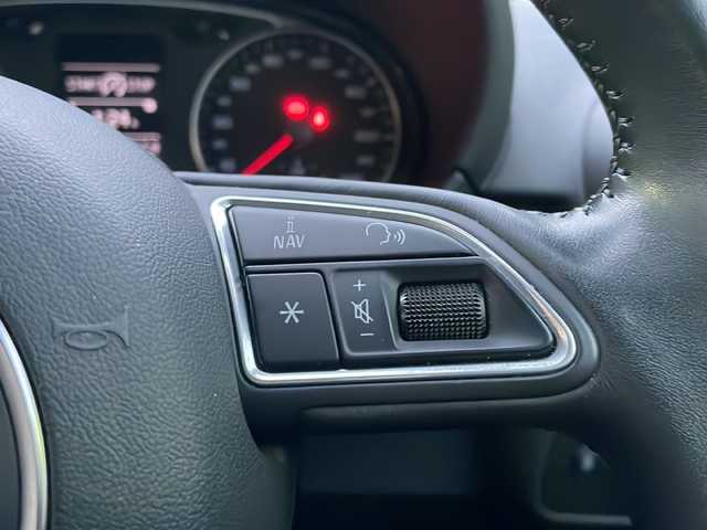 アウディ Ａ１ SB 1．0TFSI 大阪府 2017(平29)年 3万km ユートピアブルーM ワンオーナー/純正メモリナビ/・AM/FM/CD/DVD/Bluetooth/・ワンセグテレビ/バックカメラ/ETC/ドライブレコーダー/横滑り防止装置/盗難防止装置/前後コーナーセンサー/キセノンヘッドライト/オートライト/オートエアコン/プッシュスタートボタン/スマートキー×2/ステアリングリモコン/革巻きステアリング/純正15インチアルミホイール/12V充電器/純正フロアマット/保証書/取扱説明書