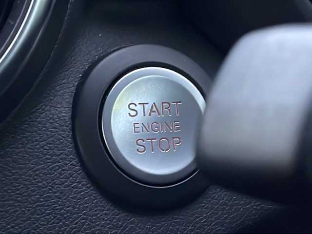 アウディ Ａ１ SB 1．0TFSI 大阪府 2017(平29)年 3万km ユートピアブルーM ワンオーナー/純正メモリナビ/・AM/FM/CD/DVD/Bluetooth/・ワンセグテレビ/バックカメラ/ETC/ドライブレコーダー/横滑り防止装置/盗難防止装置/前後コーナーセンサー/キセノンヘッドライト/オートライト/オートエアコン/プッシュスタートボタン/スマートキー×2/ステアリングリモコン/革巻きステアリング/純正15インチアルミホイール/12V充電器/純正フロアマット/保証書/取扱説明書