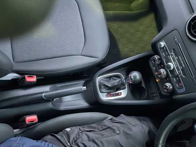 アウディ Ａ１ SB 1．0TFSI 大阪府 2017(平29)年 3万km ユートピアブルーM ワンオーナー/純正メモリナビ/・AM/FM/CD/DVD/Bluetooth/・ワンセグテレビ/バックカメラ/ETC/ドライブレコーダー/横滑り防止装置/盗難防止装置/前後コーナーセンサー/キセノンヘッドライト/オートライト/オートエアコン/プッシュスタートボタン/スマートキー×2/ステアリングリモコン/革巻きステアリング/純正15インチアルミホイール/12V充電器/純正フロアマット/保証書/取扱説明書