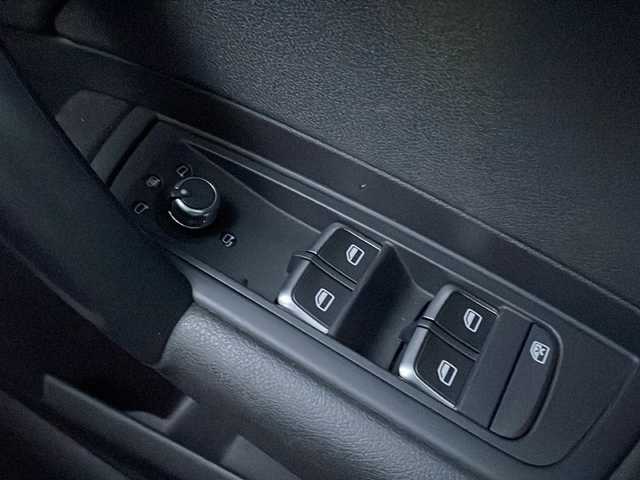 アウディ Ａ１ SB 1．0TFSI 大阪府 2017(平29)年 3万km ユートピアブルーM ワンオーナー/純正メモリナビ/・AM/FM/CD/DVD/Bluetooth/・ワンセグテレビ/バックカメラ/ETC/ドライブレコーダー/横滑り防止装置/盗難防止装置/前後コーナーセンサー/キセノンヘッドライト/オートライト/オートエアコン/プッシュスタートボタン/スマートキー×2/ステアリングリモコン/革巻きステアリング/純正15インチアルミホイール/12V充電器/純正フロアマット/保証書/取扱説明書