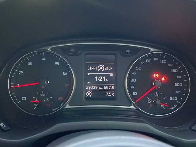 アウディ Ａ１ SB 1．0TFSI 大阪府 2017(平29)年 3万km ユートピアブルーM ワンオーナー/純正メモリナビ/・AM/FM/CD/DVD/Bluetooth/・ワンセグテレビ/バックカメラ/ETC/ドライブレコーダー/横滑り防止装置/盗難防止装置/前後コーナーセンサー/キセノンヘッドライト/オートライト/オートエアコン/プッシュスタートボタン/スマートキー×2/ステアリングリモコン/革巻きステアリング/純正15インチアルミホイール/12V充電器/純正フロアマット/保証書/取扱説明書